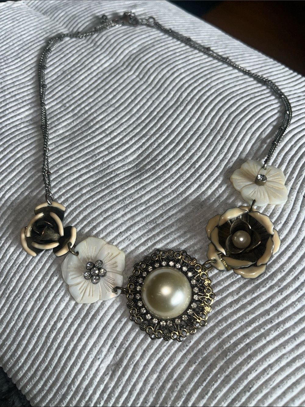 Costume multi tones flower necklace